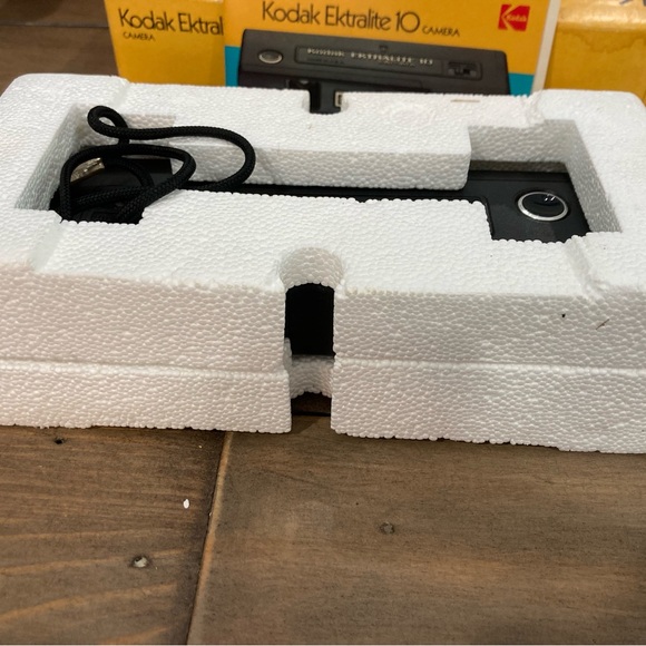 Vintage Kodak Ektralite 10 Camera with Built-In Electronic Flash - Picture 8 of 13